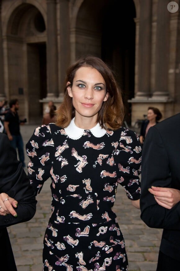 Alexa Chung lors de son arrivée au défilé Vuitton à Paris le 5 octobre 2011