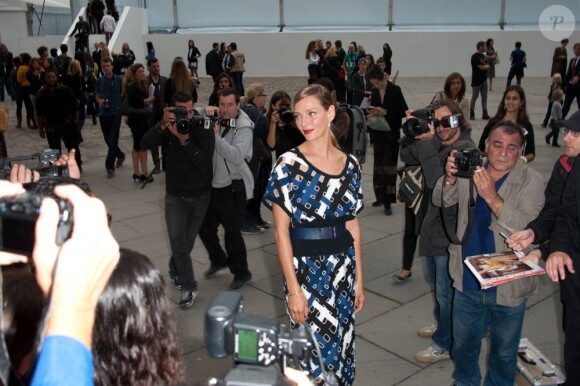 Uma Thurman lors de son arrivée au défilé Vuitton à Paris le 5 octobre 2011