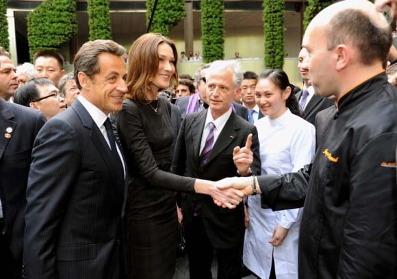 Nicolas Sarkozy et Carla Bruni-Sarkozy rencontrent les frères Pourcel à Shanghai, le 30 avril 2010.