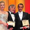 Jean Dujardin et Kirsten Dunst à Cannes, le 22 mai 2011, récompensés par Robert de Niro, pour The Artist et Melancholia.