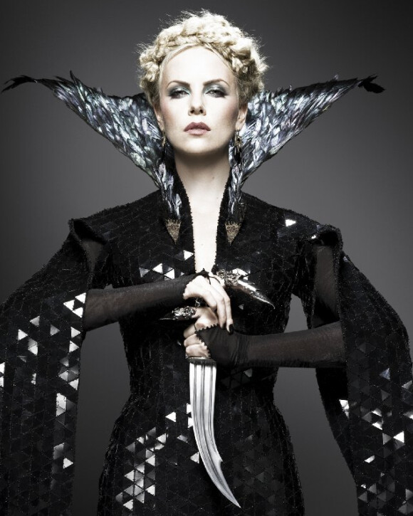 Dans Blanche-Neige et le chasseur, Charlize Theron joue la Reine maléfique. Cette version s'annonce plus torturée et réaliste.