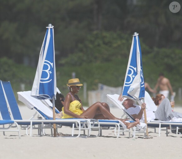Kelly Rowland sur la plage de Miami le 5 octobre 2011
