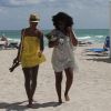 Kelly Rowland et son amie sur la plage de Miami le 5 octobre 2011