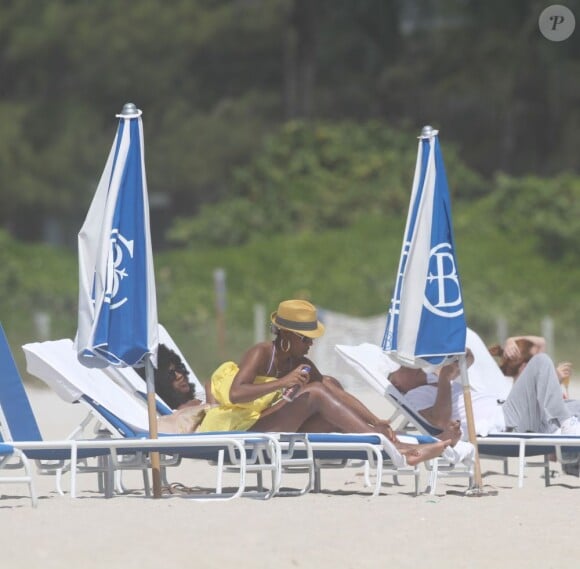 Kelly Rowland se passe de la crème sur la plage de Miami le 5 octobre 2011