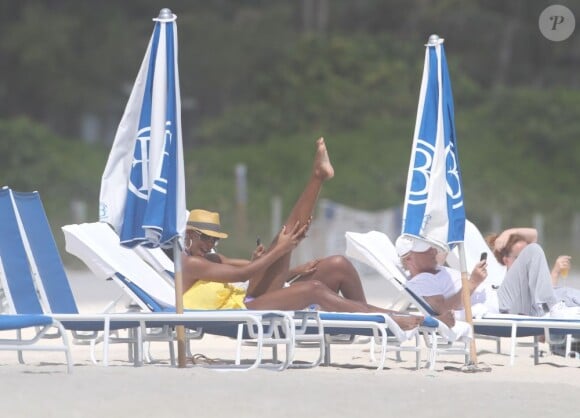 Kelly Rowland sur la plage de Miami le 5 octobre 2011