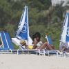 Kelly Rowland bouquine sur la plage de Miami le 5 octobre 2011