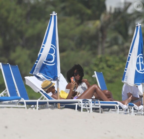 Kelly Rowland bouquine sur la plage de Miami le 5 octobre 2011
