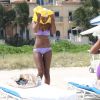 Super sexy, Kelly Rowland passe la journée sur la plage de Miami le 5 octobre 2011