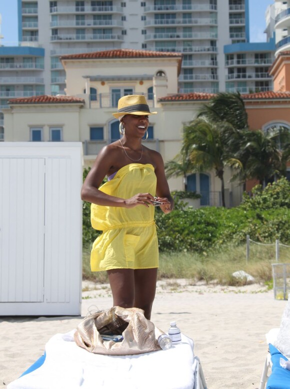 Kelly Rowland sur la plage de Miami le 5 octobre 2011