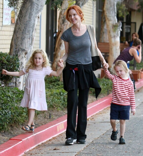 Savannah et Eden profitent de leur maman Marcia Cross le 4 octobre 2011 à Los Angeles