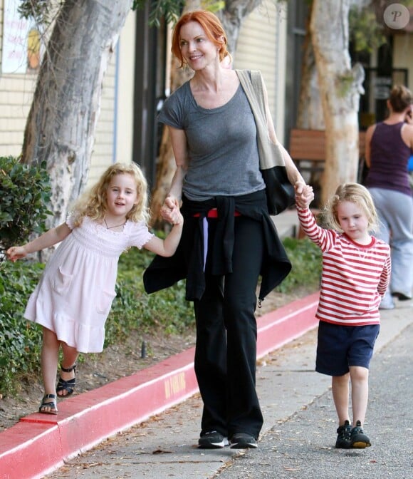Marcia Cross prend un peu de repos avec ses jumelles Eden et Savannah le 4 octobre 2011