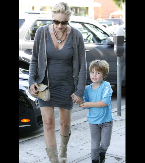 Sharon Stone est très proche de ses 3 garçons, ici avec le benjamin, Quinn, 5 ans. Los Angeles, 8 octobre 2011