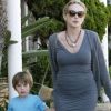 A 53 ans, Sharon Stone est toujorus aussi canon ! Son petit Quinn peut être fier de sa maman ! Los Angeles, 8 octobre 2011