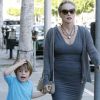 Sharon Stone se balade à Los Angeles avec Quinn, 5 ans, le 8 octobre 2011