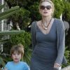 Sharon Stone se balade à Los Angeles avec Quinn, 5 ans, le 8 octobre 2011