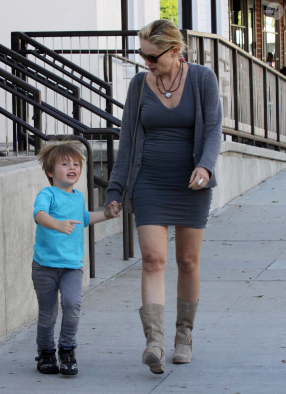 Sharon Stone et Quinn, 5 ans, sont très complices ici en balade à Los Angeles le 8 octobre 2011