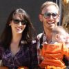 Ian Ziering et sa femme Erin avec deux citrouilles se sont rendus avec leur petite Mia à la ferme de "Mr Bones Pumpkin" à Los Angeles, le 8 octobre 2011 