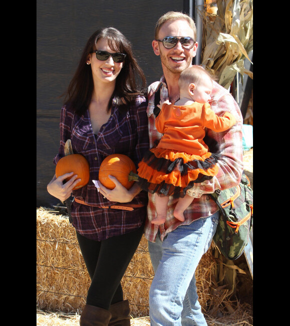 Ian Ziering et sa femme Erin avec deux citrouilles se sont rendus avec leur petite Mia à la ferme de "Mr Bones Pumpkin" à Los Angeles, le 8 octobre 2011 