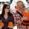 Ian Ziering et sa femme Erin se sont rendus avec leur petite Mia sublime en orange à la ferme de "Mr Bones Pumpkin" à Los Angeles, le 8 octobre 2011 