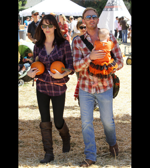 Ian Ziering et sa femme Erin se sont rendus avec leur petite Mia en orange à la ferme de "Mr Bones Pumpkin" à Los Angeles, le 8 octobre 2011 