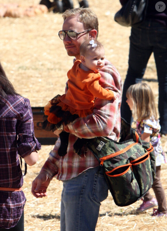 Ian Ziering et sa petite princesse Mia à la  ferme de "Mr Bones Pumpkin" à Los Angeles, le 8 octobre 2011
