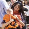 Ian Ziering prend en photo sa femme Erin et leur petite Mia à la  ferme de "Mr Bones Pumpkin" à Los Angeles, le 8 octobre 2011