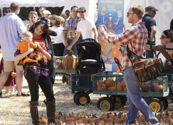 Ian Ziering prend en photo sa femme Erin et leur petite Mia à la  ferme de "Mr Bones Pumpkin" à Los Angeles, le 8 octobre 2011