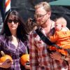 Ian Ziering et sa femme Erin se sont rendus avec leur petite Mia à la  ferme de "Mr Bones Pumpkin" à Los Angeles, le 8 octobre 2011