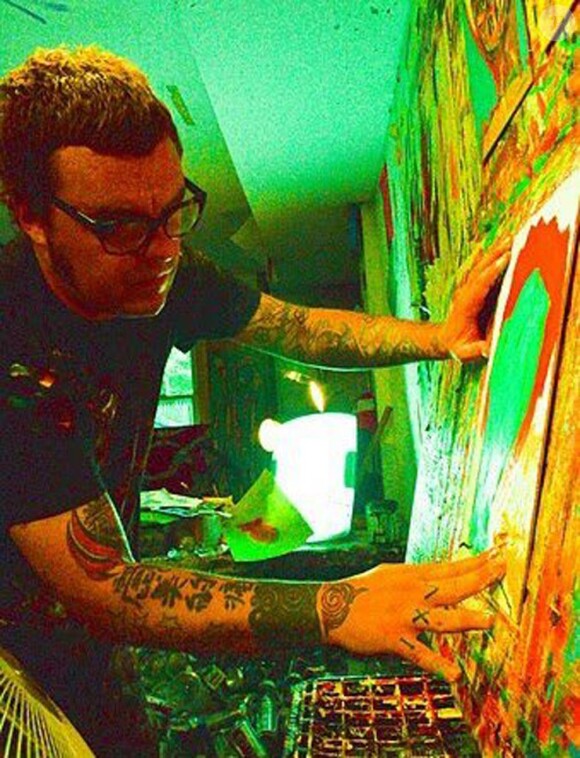 Mikey Welsh, ex-bassiste de Weezer à l'âge d'or du ''green album'' devenu peintre rattaché à l'Art Brut (Outsider Art), est mort le 8 octobre 2011 dans un hôtel de Chicago.
