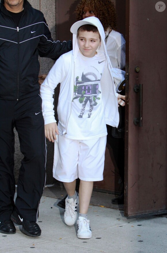 Rocco, le fils de Madonna, sort du Centre de la Kabbale le 8 octobre 2011 à New York
