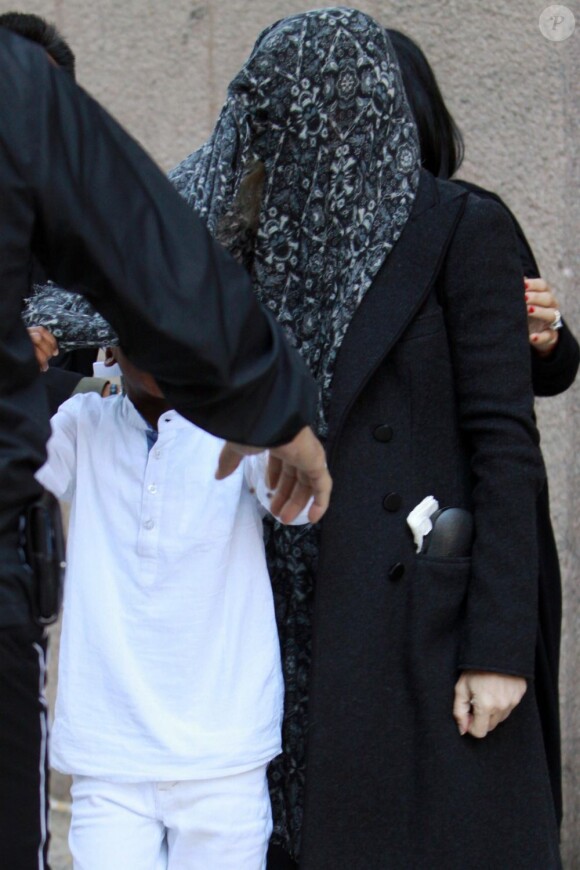 Madonna, bien cachée sous un châle, sort du Centre de la Kabbale le 8 octobre 2011 à New York