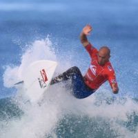 Kelly Slater : La légende du surf acclamée en France, Jérémy Florès blessé