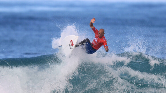 Kelly Slater : La légende du surf acclamée en France, Jérémy Florès blessé