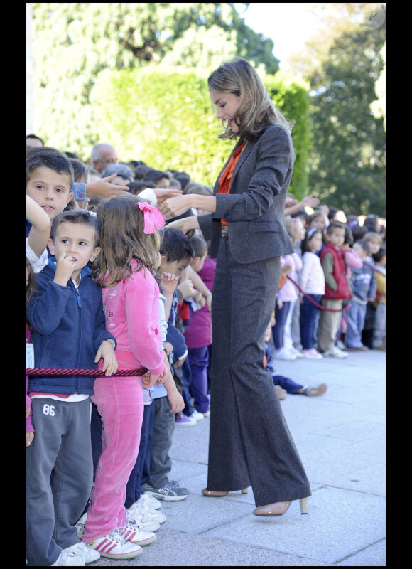 Très à l'aise avec les enfants, Letizia d'Espagne prend un bain de foule avec d'assister à une réunion du comité du patrimoine mondial de l'UNESCO au palais de San Ildefonso le 10 octobre 2011