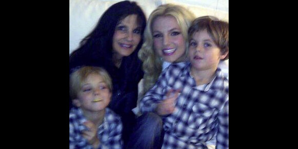 Britney Spears pose avec ses enfants, Sean Preston et Jayden James, et sa maman, Lynne.