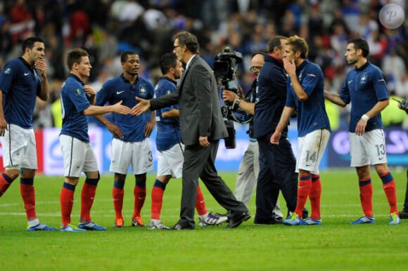 L'équipe de France félicitée par Laurent Blanc lors du match nul face à la Bosnie le 11 octobre 2011 au Stade de France à Saint-Denis