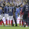 Laurent Blanc félicite ses joueurs lors du match nul entre la France et la Bosnie le 11 octobre 2011 au Stade de France à Saint-Denis