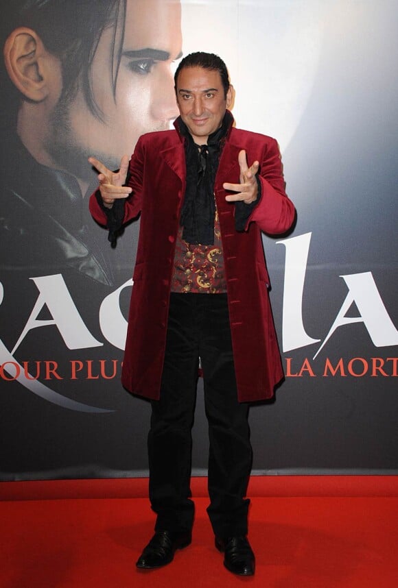 Le magicien Dani Lary au Palais des Sports, à Paris, afin de découvrir Dracula, L'Amour plus fort que la Mort. 11 octobre 2011