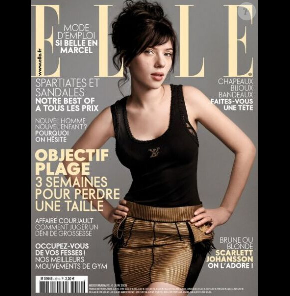 Scarlett Johasson, adorée en brune ou blonde, pose en Une du Elle de juin 2009.