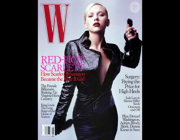 Cheveux blonds platines et plaqués, Scarlett Johansson pose en couverture de W. Août 2004.