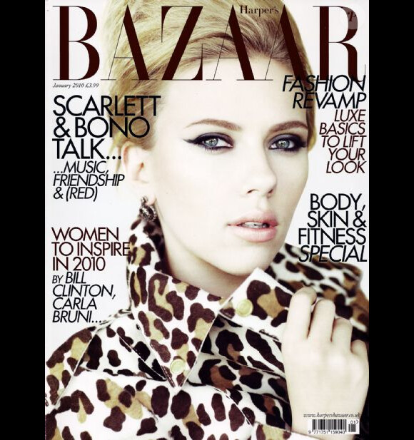 C'est habillée d'un trench-coat léopard que Scarlett Johansson pose en Une du Harper's Bazaar britannique. Janvier 2009.