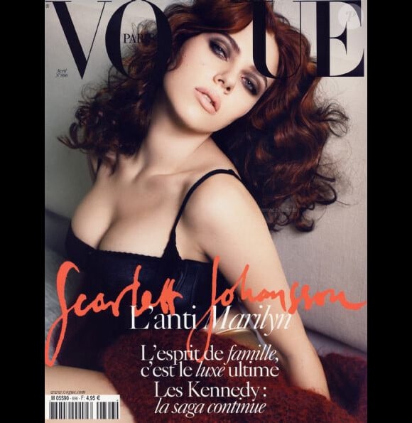 La très sensuelle Scarlett Johansson en Une du Vogue français d'avril 2009. 