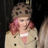 Katy Perry, toujours aussi rose, est accueillie par ses fans à la sortie d'un restaurant. Londres, 13 octobre 2011