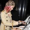 Katy Perry signe des autographes à ses fans à la sortie d'un restaurant. Londres, 13 octobre 2011