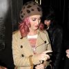 Katy Perry se met dans l'ambiance londonienne avec un look branché mais douteux ! Londres, 13 octobre 2011