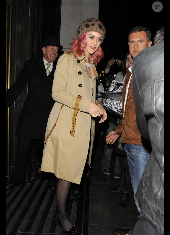 Katy Perry est saluée par ses fans à la sortie d'un restaurant. Londres, 13 octobre 2011