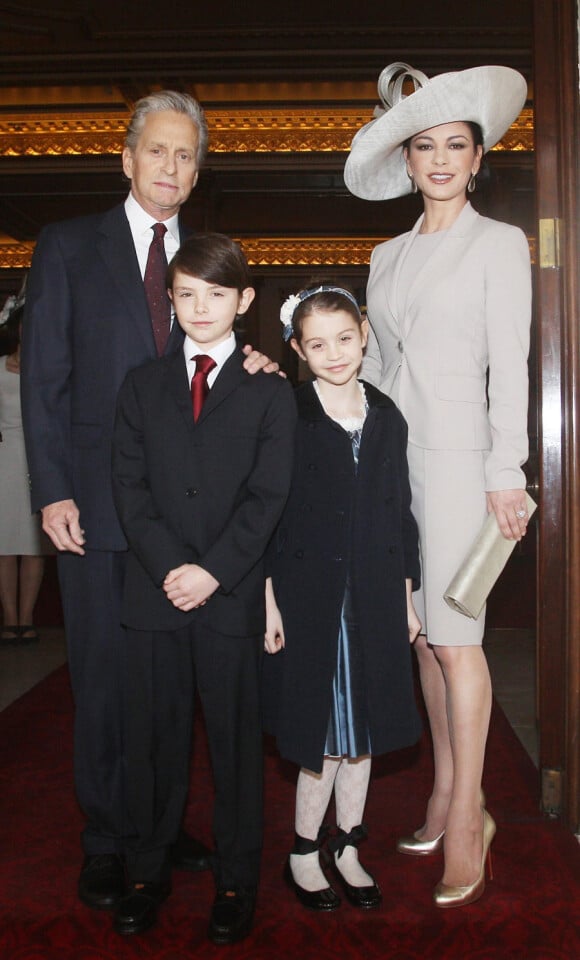 Michael Douglas et Catherine Zeta-Jones ont eu deux enfants ensemble : Dylan et Carys. Michael avait 55 et 58 ans à leur naissance.