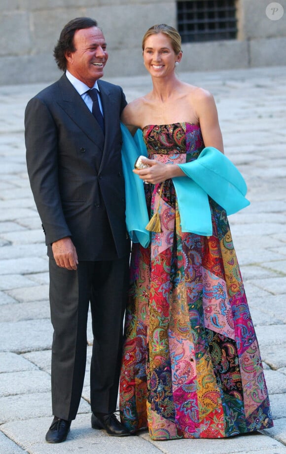 Julio Iglesias et sa femme Miranda ont eu cinq enfants nés entre 1997 et 2007. Julio Iglesias est né le 23 septembre 1943