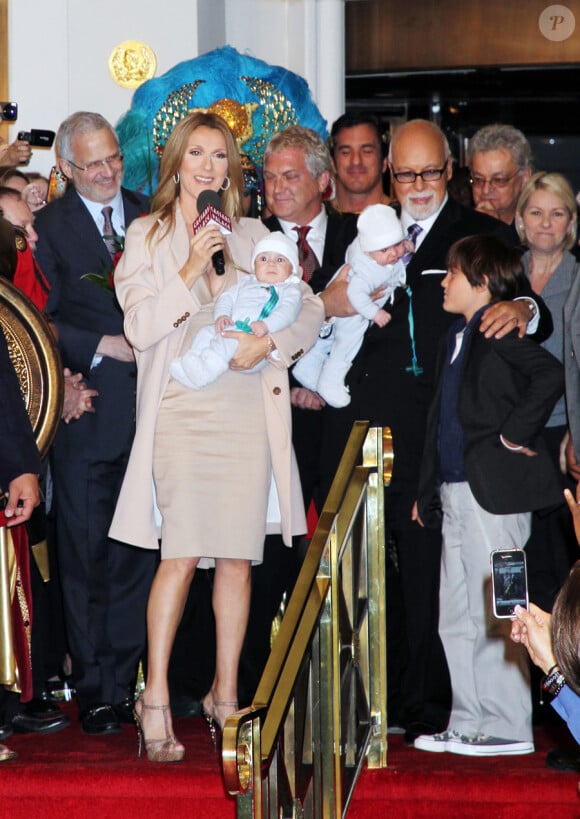 Céline Dion et René Angelil avec leurs fils René-Charles et les jumeaux Eddie et Nelson. Le mari de la chanteuse avait 59 et 68 ans quand ses fils sont nés.
