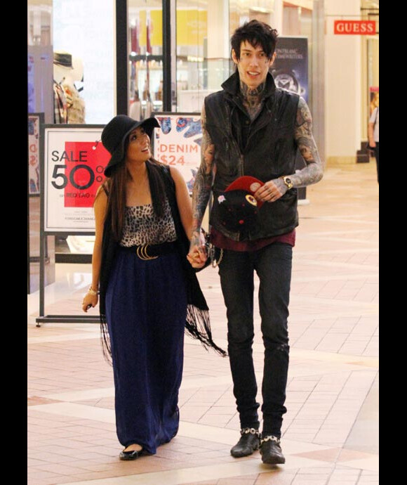 Trace Cyrus et Brenda Song faisant du shopping près de Los Angeles en septembre 2011